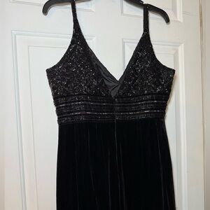 Carmen Marc Valvo Collection Black Beaded Velvet Gown Sz 14 Stunning! Double V